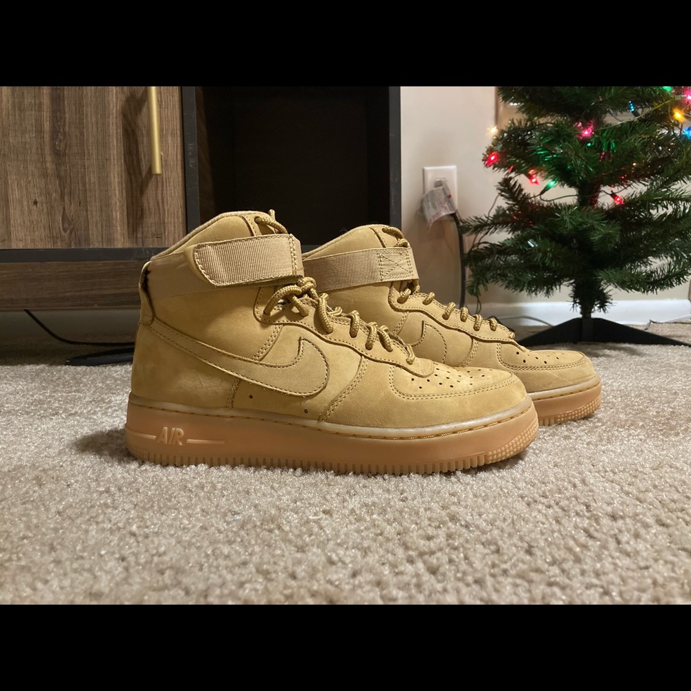 Nike Women’s AF1 High Top in Wheat